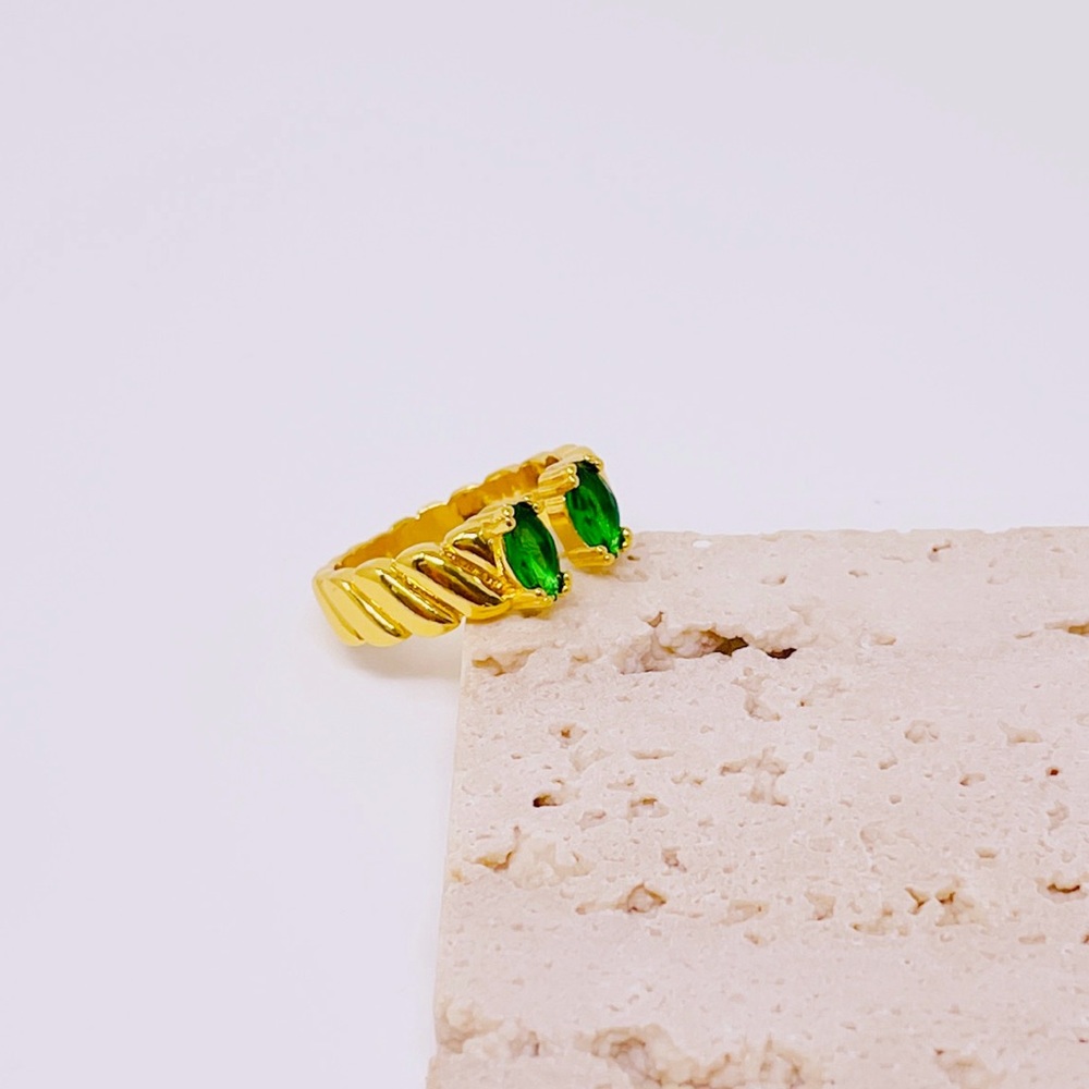 Elegant Gold and Green Women's Ring